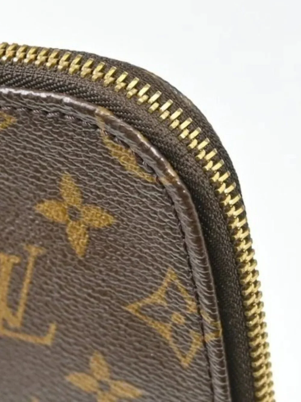 Louis Vuitton outside 	ab